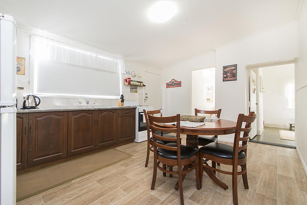 Stoneleigh Cottage Bed And Breakfast 앵거스톤 객실 사진